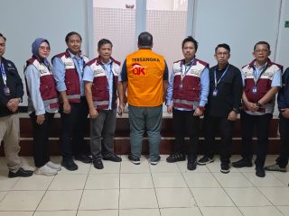 OJk Serahkan Tersangka dan Barang Bukti Kasus PT.Asuransi Jiwa Prolife ke Kejaksaan Negeri Jakarta Selatan